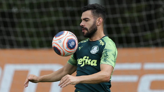 Bruno Henrique: volante que teve passagem vitoriosa pelo Corinthians, foi vendido ao futebol italiano e foi comprado pelo Palmeiras em 2017 para jogar no maior rival do Timão.