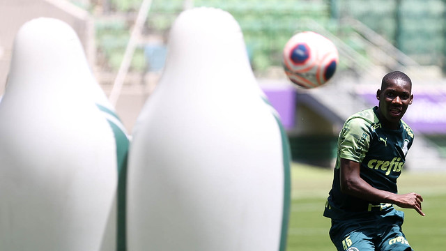 21 de março: Em casa, Patrick de Paula assinou novo contrato com o Palmeiras. Em seu primeiro ano no profissional, o volante de 20 anos ampliou seu vínculo até 2024.