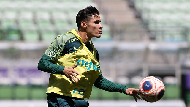 Vinculado ao Palmeiras desde 2017, o meia Raphael Veiga renovou seu contrato, recentemente, até 31 de dezembro de 2023.