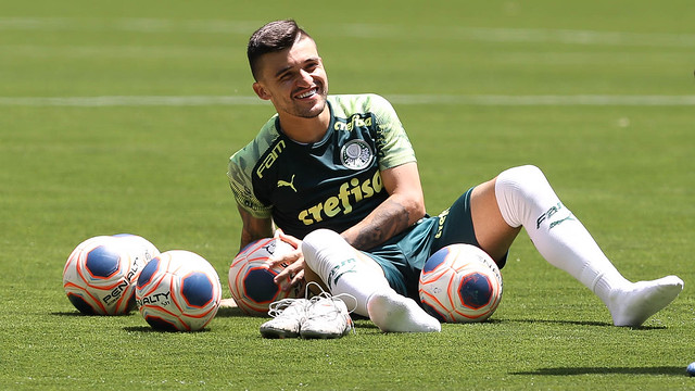 Formado no clube, o lateral-esquerdo Victor Luis tem contrato até 31 de dezembro de 2022.