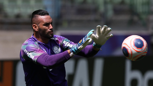 EM ALTA - Weverton - Goleiro - Palmeiras - Um dos principais responsáveis pela ótima temporada do Palmeiras, Weverton emendou uma sequência de ótimas atuações e deve estar na próxima convocação.