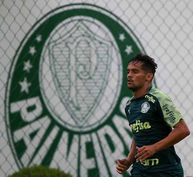 ESFRIOU - O Botafogo sonha alto em uma possível contratação para o meio-campo. O clube de General Severiano sondou Gustavo Scarpa, do Palmeiras, em negociação por empréstimo. A equipe paulista, contudo, sequer abriu negociações. A possibilidade de a transferência ter um final positivo ao Alvinegro é remota.