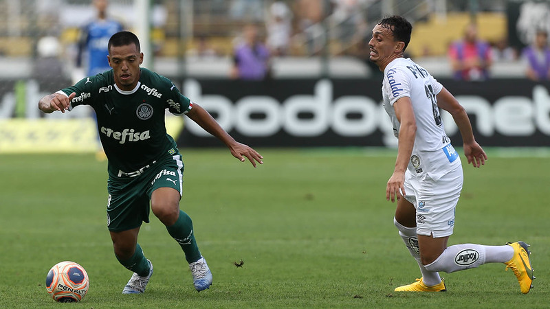 Gabriel Menino, meio-campista do Palmeiras, é uma das Crias da Academia que recentemente renovou seu contrato entre os profissionais. O vínculo vai até dezembro de 2024 e seu valor de mercado é de 10 milhões de euros (R$ 65,6 milhões). Ele tem 20 anos.