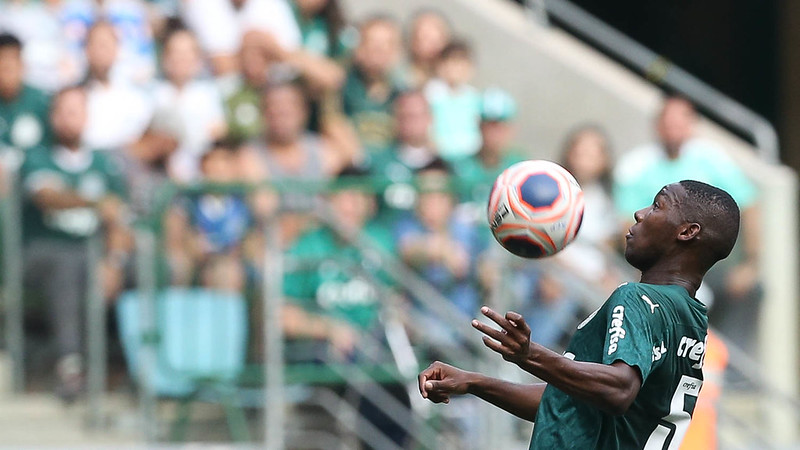 Patrick de Paula é o xodó da torcida. Promovido da base, o volante de 20 anos jogou oito vezes, contando a Florida Cup, sendo titular em três. Por sua dinâmica, torcedores o pedem na vaga de Ramires.