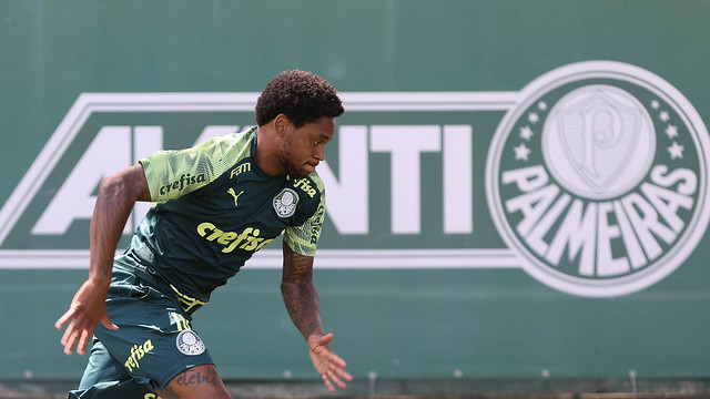 Contratado no meio do ano passado, o atacante Luiz Adriano tem vínculo até 30 de junho de 2023.