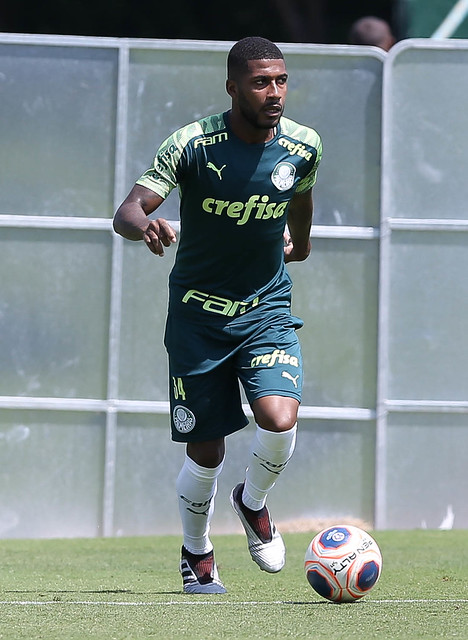 O zagueiro Emerson Santos chegou ao Palmeiras em 2018, pouco jogou pelo clube e tem contrato até 25 de dezembro de 2022. 