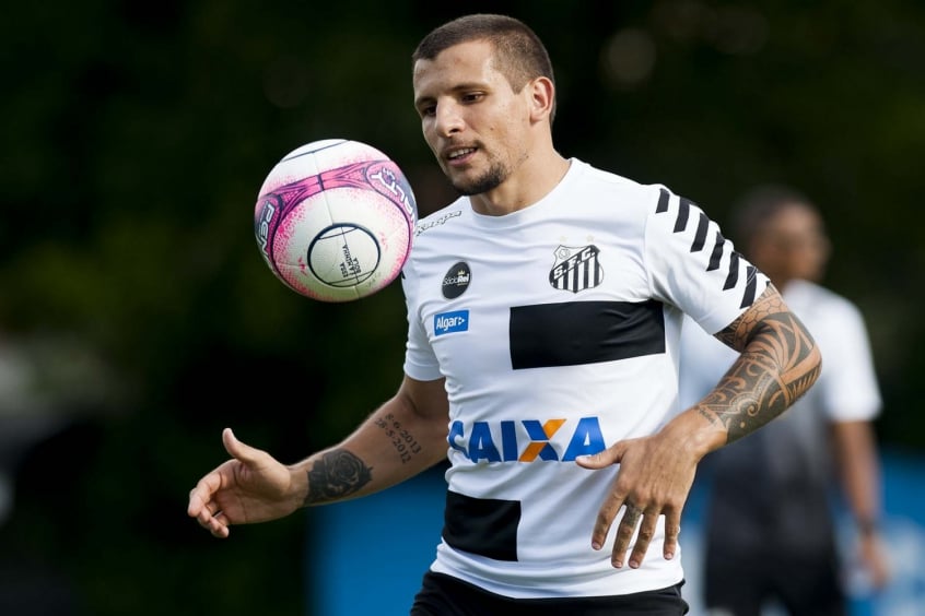 ESQUENTOU - Ex-Santos, o meio-campista Vecchio já pode assinar pré-contrato com outro clube. Ele ainda não buscou renovar com o Racing e existe a possibilidade do jogador optar pela aposentadoria.