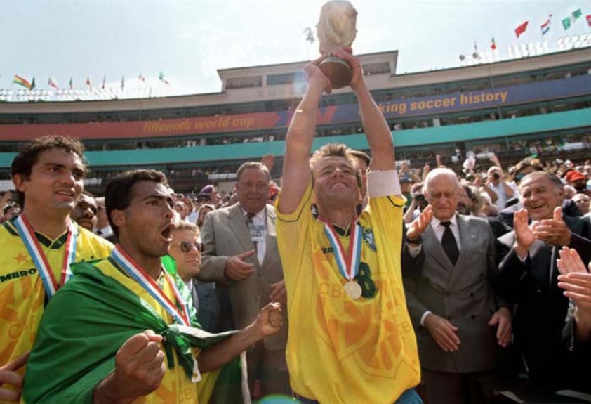 "Fotografa essa p...", disse Dunga ao levantar a taça da Copa do Mundo de 1994.