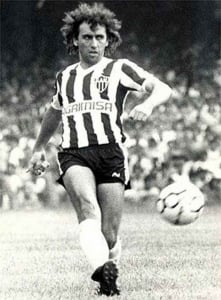 ​ídolo de Cruzeiro e Atlético Mineiro - um feito para poucos -, Nelinho é o lateral com mais gols na história do Brasileirão. Dono de um potente e preciso chute de direita, marcou 47 gols em 193 partidas na competição nacional entre 1973 e 1986.