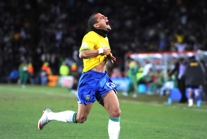 Na semifinal da Copa das Confederações de 2009 o Brasil passou pela África do Sul. Em jogo difícil, onde os donos da casa faziam de tudo para chegar à final diante do seu torcedor, a Seleção Brasileira só conseguiu o gol da vitória aos 42 minutos do segundo tempo, com Daniel Alves, em cobrança de falta.