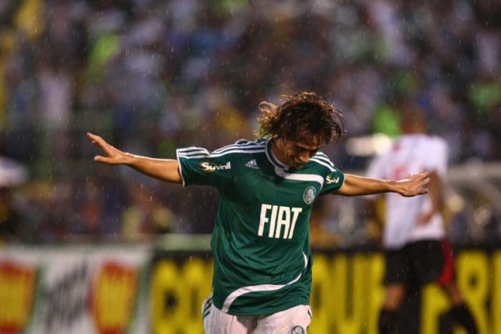 Em 20 de abril de 2008, um Choque-Rei marcante. Na volta da semifinal do Paulista, o Palmeiras, que tinha perdido a ida para o São Paulo por 2 a 1, com gol de mão de Adriano no Morumbi, fez 2 a 0, com gols de Léo Lima e Valdivia, e classificou-se à final em um clássico com provocações, gás de pimenta no vestiário visitante no intervalo e queda de energia no Palestra Itália.