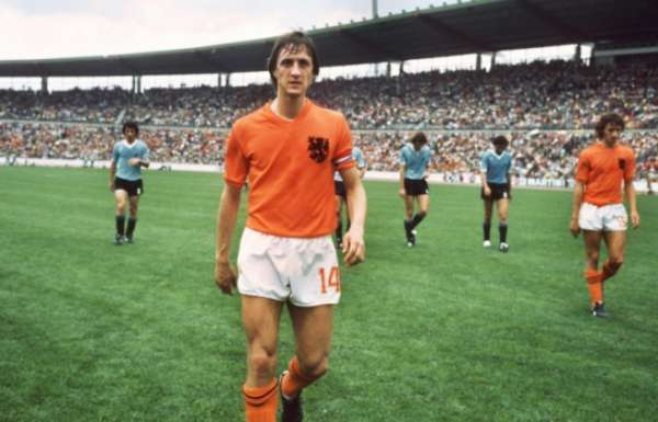 Johann Cruyff - O craque holandês conquistou diversos títulos pelos clubes que passou (Ajax, Barcelona e Feyenoord), porém jamais ganhou uma Copa do Mundo. Foi vice-campeão em 1974, e se recusou a disputar o mundial de 1978, por ser na Argentina, que vivia em uma ditadura na época.
