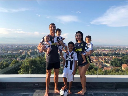 Em quarentena por conta da pandemia do novo coronavírus, Cristiano Ronaldo publicou uma foto nas redes sociais com toda sua família durante o almoço de Páscoa. O craque português desejou Feliz Páscoa aos seguidores e pediu para que todos fiquem em casa nesta luta contra o COVID-19.