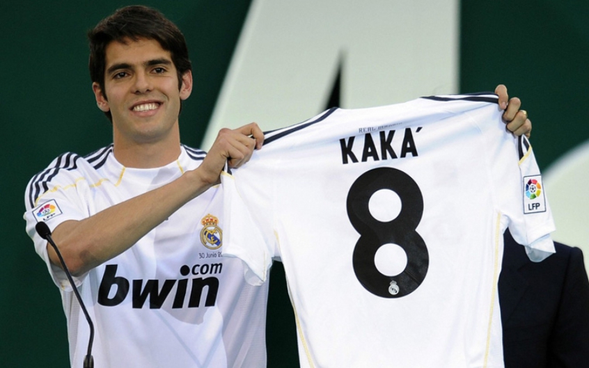 KAKÁ - Em 2009, Kaká deixou o Milan rumo ao Real Madrid por 67 milhões de euros. A transação abalou o mercado à época e manteve Kaká no topo desse ranking por um bom tempo. O valor hoje, traduzido em moedas brasileiras, seria algo em torno de R$ 403 milhões.