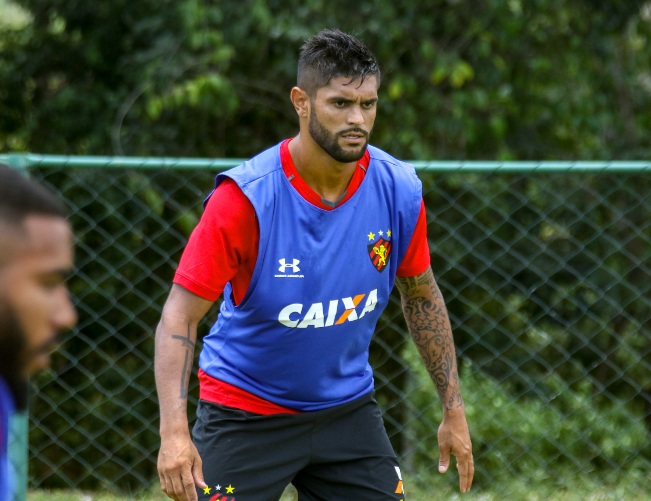 SEM ACORDO - Fim da linha para Luan no Sport. Fora de combate desde o dia 21 de abril de 2019, o contrato do jogador encerrou no último dia 31 e o clube não o procurou para estender o vínculo. Além da questão financeira, o físico foi levado em conta na hora de não estender o acordo. No começo de março, o jogador precisou passar por uma cirurgia, a segunda desde a sua chegada ao clube.