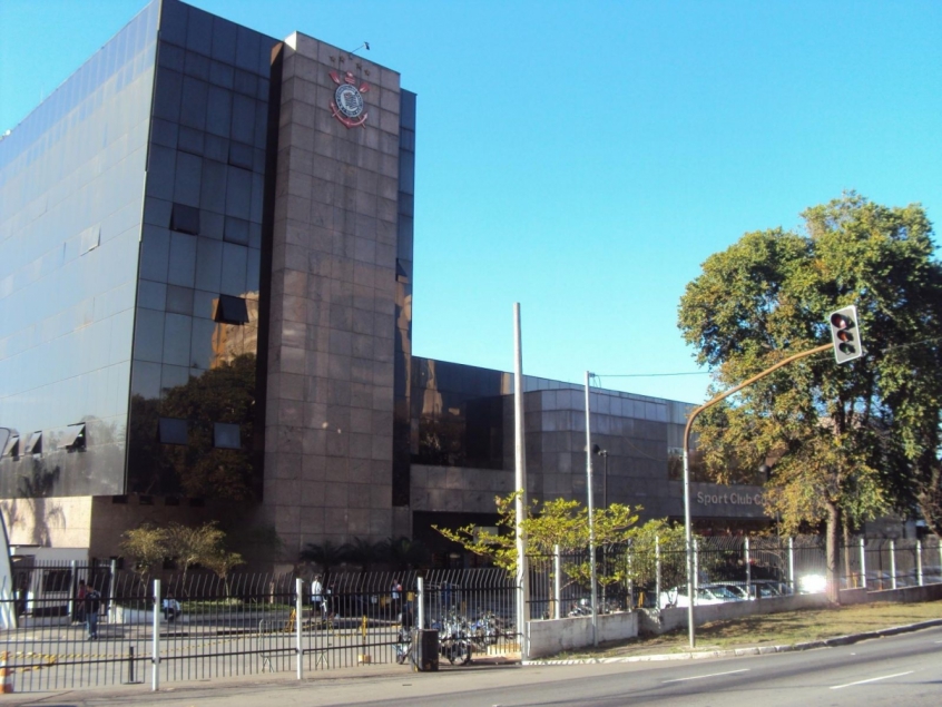 O Parque São Jorge teve sua energia cortada neste final de semana após o Corinthians deixar de pagar a conta de luz do mês de março de sua sede social. O clube alega ter havido um erro interno por conta do home office provocado pela pandemia de coronavírus, e o pagamento não foi efetuado. A informação foi divulgada primeiramente pela "Gazeta Esportiva" e confirmada pelo LANCE!.