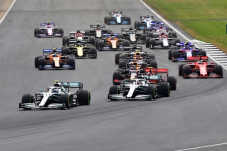 De acordo com a BBC, durante uma conferência online entre as equipes, a FIA e a Liberty Media, discutiram como a temporada de F1 de 2020 pode começar a curto prazo. Devido às medidas relaxadas de bloqueio na Áustria, a corrida em Spielberg no fim de semana de 05 de julho pode acontecer, mas a portas fechadas.