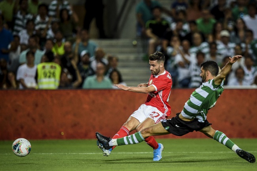 Neste final de semana, a Liga Portuguesa de Futebol (LPFP) anunciou que quer que os clubes garantam a higienização dos estádios após as principais ligas do país retomarem as as suas atividades. Além disso, a entidade afirmou que deseja que a Federação Portuguesa de Futebol (FPF) seja diretamente responsável pelos testes de coronavírus nos times e arbitragem antes das partidas.