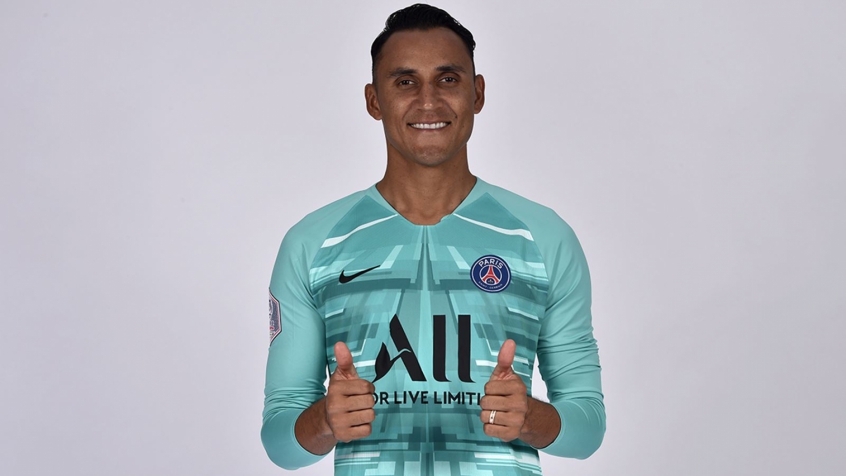 Em meio à pandemia, Keylor Navas deixou Paris para retornar à Costa Rica. O goleiro, juntamente com sua esposa, Andre Salas, e através de sua fundação, apoiará mais de 3.700 famílias afetadas pelo coronavírus.