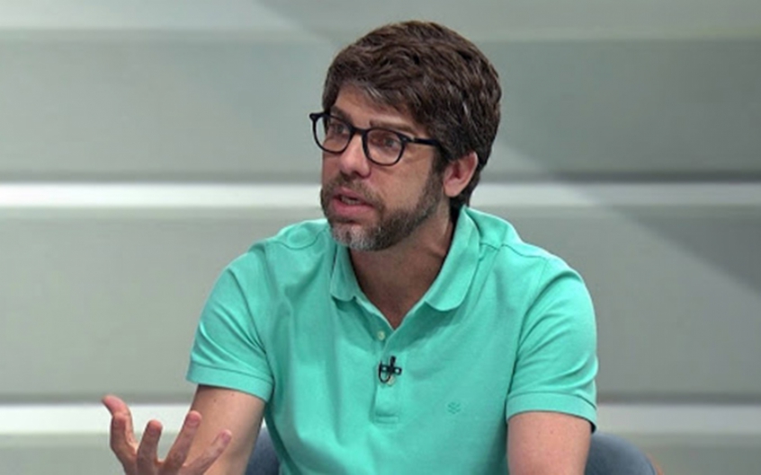 Juninho Pernambucano deixou o Grupo Globo em 2018 após, segundo ele, ter sofrido censura por questionar o trabalho da imprensa e chamou o diretor do programa Seleção SporTV de covarde.