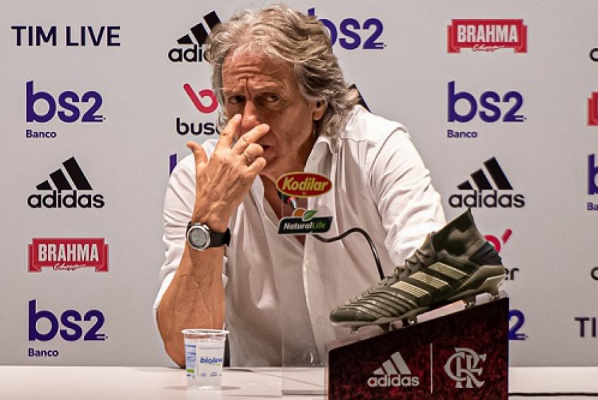 A ÚLTIMA CEIA - Dois dias depois o treinador comunica para a diretoria do Flamengo que vai romper o contrato, assinado dias antes, e se transferir para o Benfica. Assim chega ao fim o ciclo. Mas com saldo bem positivo de atos marcantes de Jesus no Flamengo.
