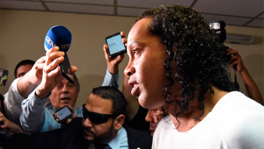 No dia 4 de março, Ronaldinho desembarcou em Assunção e foi recebido por uma multidão no Aeroporto Internacional Silvio Pettirossi. Ele foi participar de um evento para arrecadação beneficente para crianças e lançar a biografia do jogador chamada "Gênio na vida".