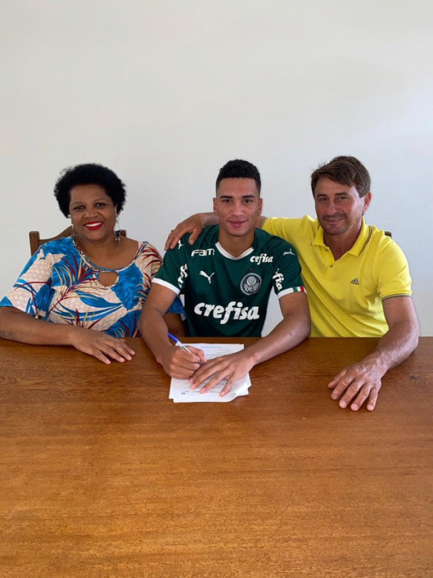 5 de abril: Palmeiras anuncia renovação com Henri, capitão do time sub-20 do clube e da Seleção Brasileira campeã mundial sub-17. Zagueiro de 18 anos assinou até 2025.
