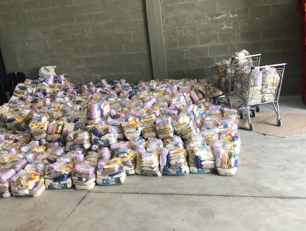 Em uma bela ação, o atacante Richarlison, do Everton, doou 500 cestas básicas para moradores de bairros carentes de Nova Venécia, no Espírito Santo. Foi lá que o brasileiro nasceu e sempre costuma acompanhar o que está acontecendo pelo município.  