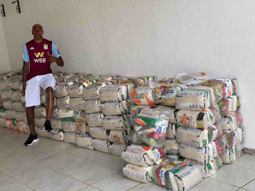 O atacante Wesley Moraes, do Aston Villa e que já foi convocado para a Seleção Brasileira de Tite, entrou na corrente de solidariedade para ajudar as pessoas durante a crise gerada pela pandemia do novo coronavírus. O jogador doou 150 cestas básicas para famílias carentes de Monte Castelo, bairro onde cresceu, em Juiz de Fora (MG).