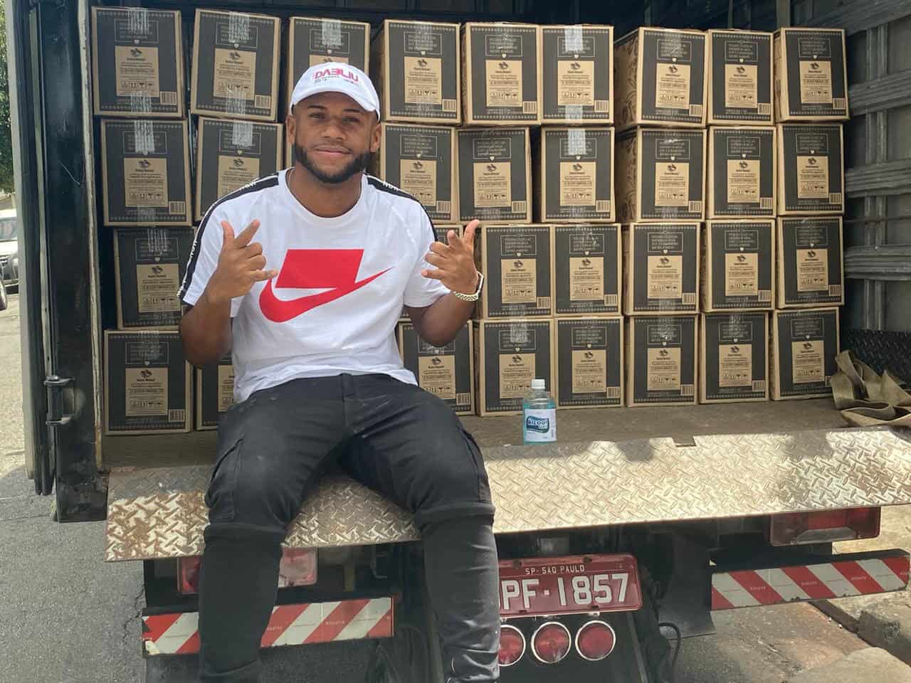 O volante Luan, do São Paulo, doou cem cestas básicas no Morro Doce, bairro do Distrito Anhanguera, na capital paulista, onde nasceu e viveu sua infância e parte da adolescência.