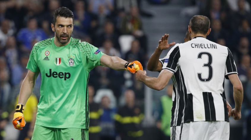 ESQUENTOU: Nomes históricos na Juventus e na seleção italiana, o goleiro Gianluigi Buffon e o zagueiro Giorgio Chiellini estão prestes a terminarem seus contratos com a Velha Senhora. Porém, de acordo com o jornal "Gazzetta dello Sport", o clube irá renovar com ambos jogadores.