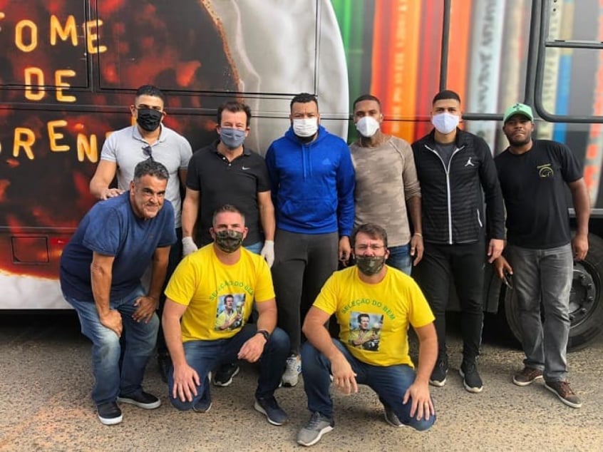 O zagueiro Paulo Miranda, o ex-jogador e técnico Dunga e um grupo de pessoas montaram um food-truck em Porto Alegre para fazer a entrega gratuita de comida a moradores de rua.