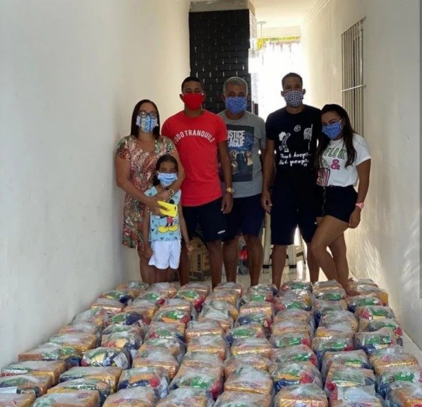 Enquanto as competições seguem paralisadas por conta da pandemia do novo coronavírus, os jogadores vêm fazendo uma série de boas ações. O atacante Everaldo, juntamente com a sua família, doou 100 cestas básicas no bairro Alto do Sol Nascente, em Olinda, Pernambuco, região onde o jogador nasceu e foi criado.