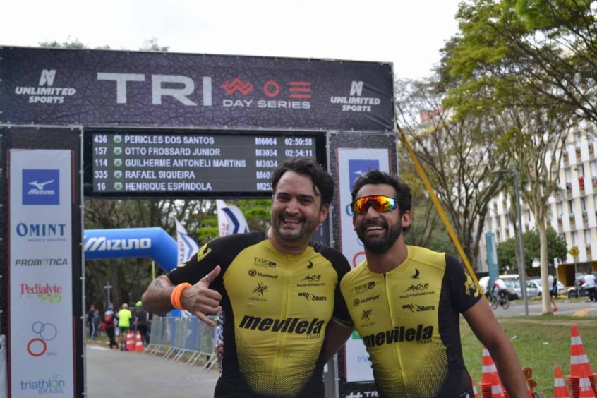 Os triatletas amadores Henrique Espíndola e Cassiano Damasceno encontraram uma forma inspiradora e solidária para compensar o adiamento do Ironman 70.3 de Florianópolis que seria realizado neste domingo (26), mas que foi cancelado por conta da pandemia do novo coronavírus. A dupla irá replicar a tarefa em casa, já que estão em isolamento social.  Batizado de #IRONMANEMCASA, o desafio é cumprir os 1,9 km de natação, 90 km de ciclismo e 21 km de corrida do evento de Florianópolis, que foi adiado para 12 de julho.  