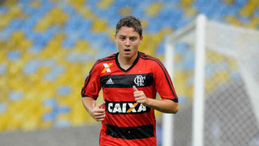 Adryan - O meia, destaque na base do Flamengo, subiu aos profissionais em 2011, mas não rendeu bem e acabou sendo emprestado para diversas equipes, sem fazer sucesso. Após passagens apagadas na Europa, está no Avaí. 