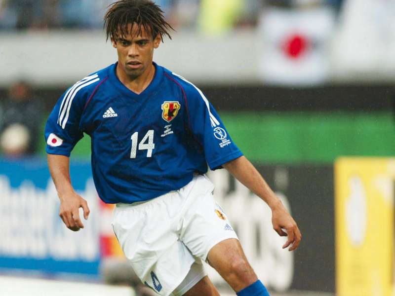 Alex Santos foi muito jovem para o Japão e, em 2001, conquistou a cidadania japonesa. No ano seguinte, jogou a Copa de 2002 e também foi convocado para a de 2006.