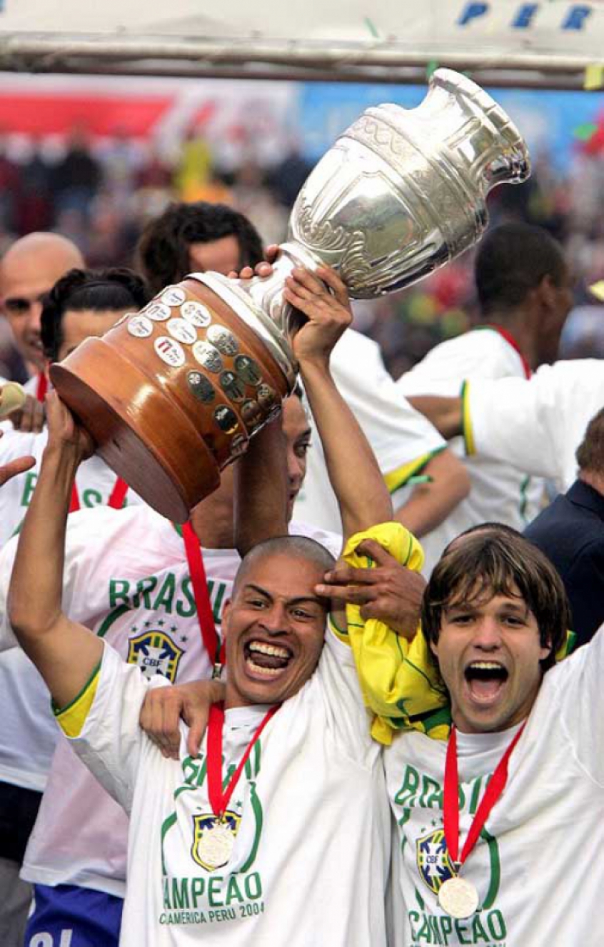 ALEX - É nome garantido em qualquer lista de brasileiros que não disputaram uma Copa do Mundo. Ídolo de Coritiba, Palmeiras, Cruzeiro e Fenerbahce-TUR, participou de todo ciclo do Mundial de 2002, mas acabou preterido na lista final. 