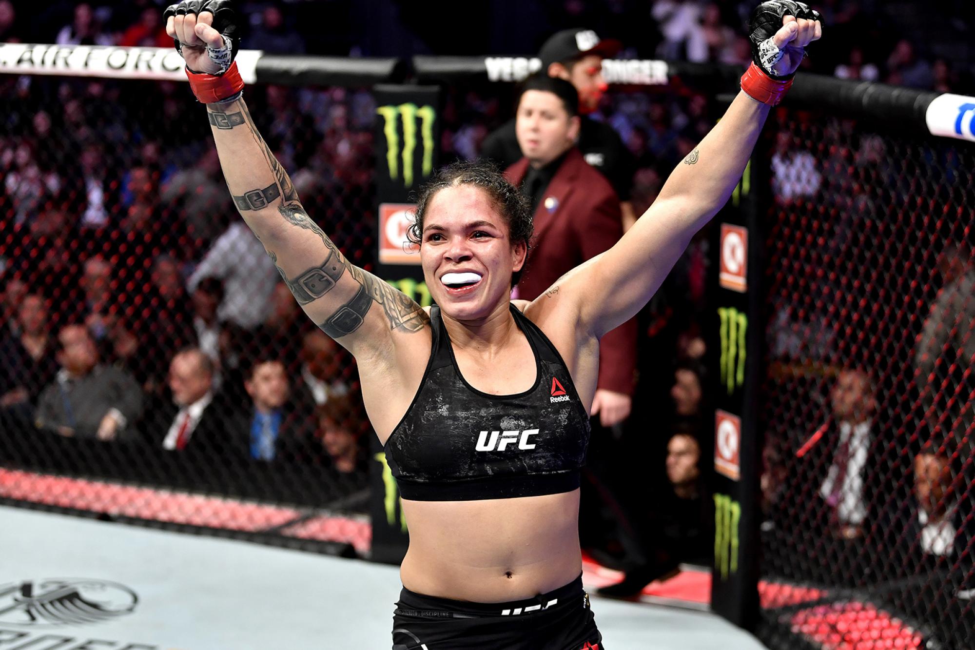 A brasileira Amanda Nunes se tornou a primeira campeã do UFC assumidamente homossexual. O anúncio foi feito em julho de 2016, quando a baiana venceu Miesha Tate.