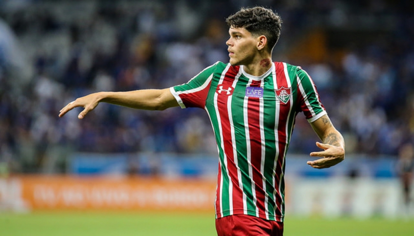 Ayrton Lucas foi vendido por cerca de R$ 30,5 milhões ao Spartak Moscou, da Rússia, e o Fluminense ficou com R$ 15,3 milhões pois detinha 50% dos direitos do jogador.