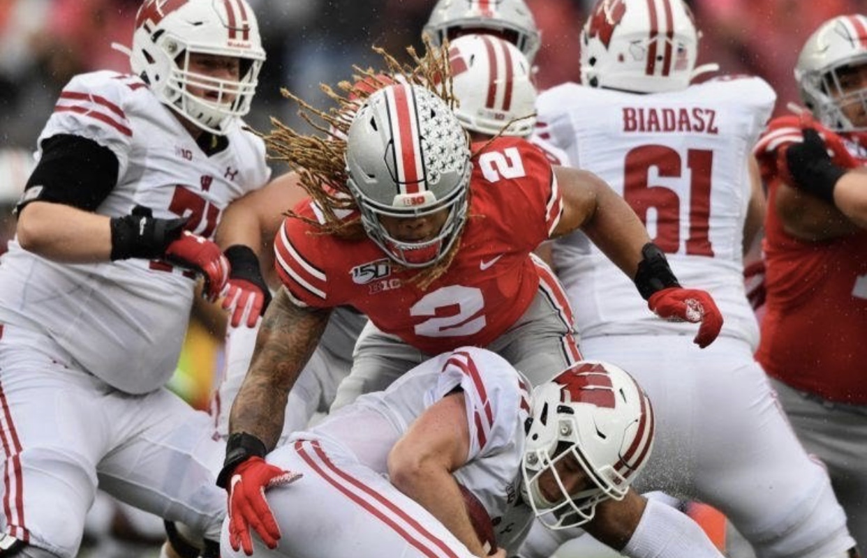 - Draft 2 - Washington Redskins: Chase Young (DE, Ohio State) - O Redskins precisa melhorar a defesa e com a segunda escolha certamente pegará o melhor Defensive End dos últimos anos do futebol universitário. Young tem tudo para ser o sucessor de feras como Bruce Smith e Reggie White, os maiores DEs da NFL.