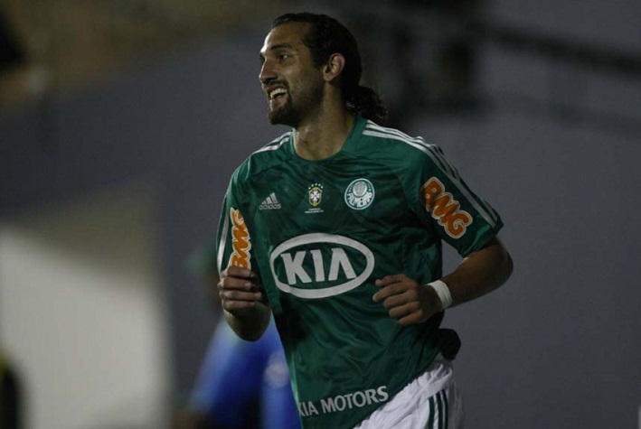 A saída tumultuada de Hernán Barcos do Palmeiras no início do ano de 2013 para atuar no Grêmio se deu após desentendimentos com a diretoria alviverde e deixou a torcida na bronca com o argentino