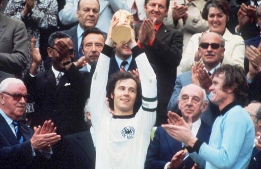 FRANZ BECKENBAUER- Eleito por muito como o melhor zagueiro da história, o alemão esbanjava talento e se tornou uma referência no mundo futebolístico. Tanto no Bayern de Munique como Seleção Alemã, foi muito vitorioso