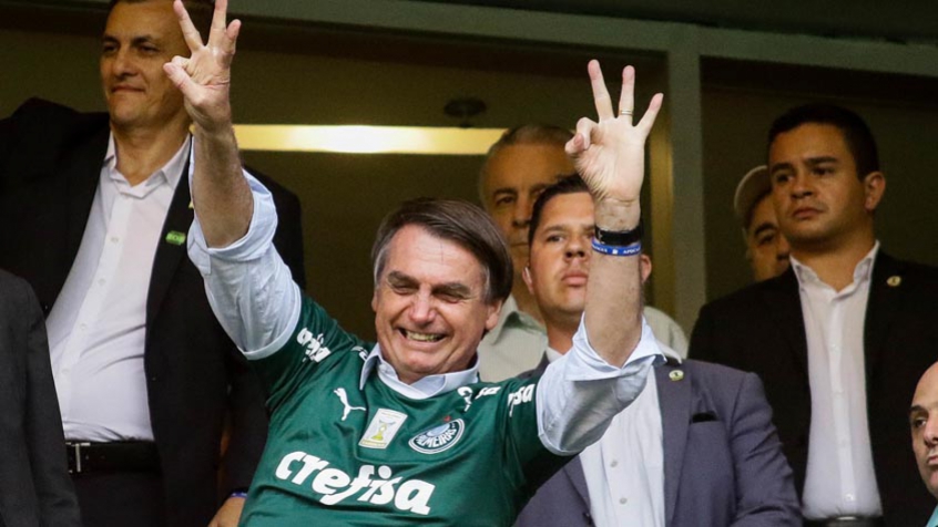 JAIR BOLSONARO - O presidente da República é declarado torcedor de Palmeiras e Botafogo, mas já foi a estádios trajando diversas camisas, como as de Flamengo e Vasco no Maracanã, e a do Santos na Vila Belmiro. O político também fez média com as torcidas de Corinthians, Goiás, Internacional, Grêmio e outros times.  