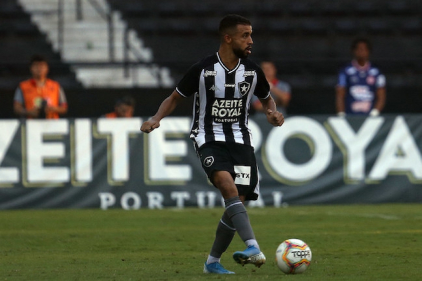 Caio Alexandre, de 21 anos, é volante do Botafogo e tem valor de mercado atualmente em 900 mil euros (R$ 5,9 milhões). Seu contrato é válido até 31 de dezembro de 2022.