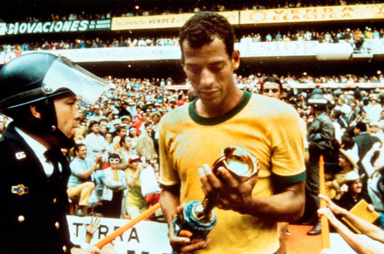 9º lugar - Carlos Alberto Torres, brasileiro, lateral-direito. Em sua longa carreira, o talentoso jogador foi eternizado pela conquista do tricampeonato mundial na Copa do Mundo de 1970, ganhando a alcunha de "Capitão do Tri".