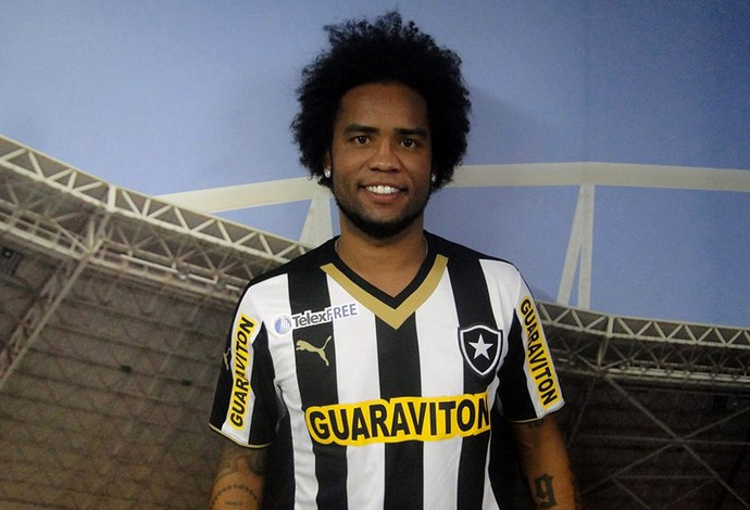 Carlos Alberto deixou o Botafogo também em litígio em 2008. O meia contestou o atraso de três meses do salário e a falta de pagamento de FGTS e do INSS.
