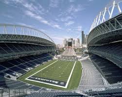 O Exército dos Estados Unidos montou um hospital no CenturyLink Field, casa do Seattle Seahawks na NFL, com capacidade para 250 leitos. O objetivo era tratar pessoas que não tinham a Covid-19, mas outros problemas, de modo a liberar leitos. Mas, na última quarta-feira, o governo federal resolveu desmontar a estrutura e levá-la a estados mais afetados. 