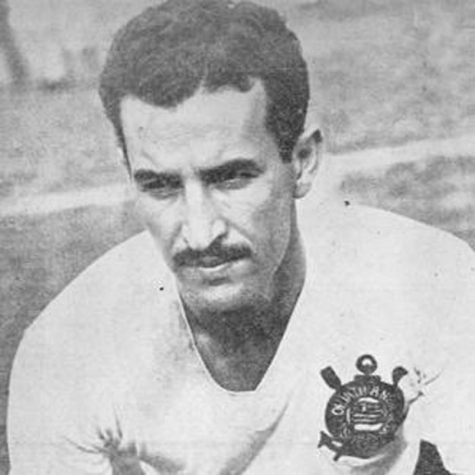 A sétima posição é de Cláudio, atacante considerado um dos melhores do futebol brasileiro nas décadas de 40 e 50. Pelo Timão, Cláudio disputou 550 jogos e marcou 305 gols.