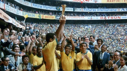 A COPA DO MUNDO É NOSSA - A Taça Jules Rimet ficou em definitivo com a Seleção Brasileira. O prêmio seria dado ao primeiro time que conquistasse o torneio por três vezes. Mas o troféu foi roubado e derretido anos depois por um descuido da segurança da sede da CBF. Assim ficou apenas na lembrança. Mas uma bela lembrança.