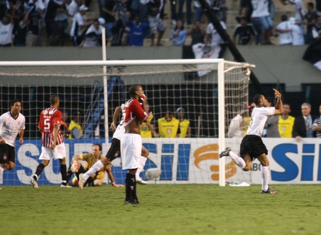 Cristian - Corinthians 2 x 1 São Paulo - 2009 - Em outra semifinal, desta vez no Paulista de 2009, Corinthians e São Paulo empatavam em 1 a 1, quando o volante Cristian acertou uma bomba de fora da área aos 48 minutos do segundo tempo, marcando o gol da vitória corintiana.